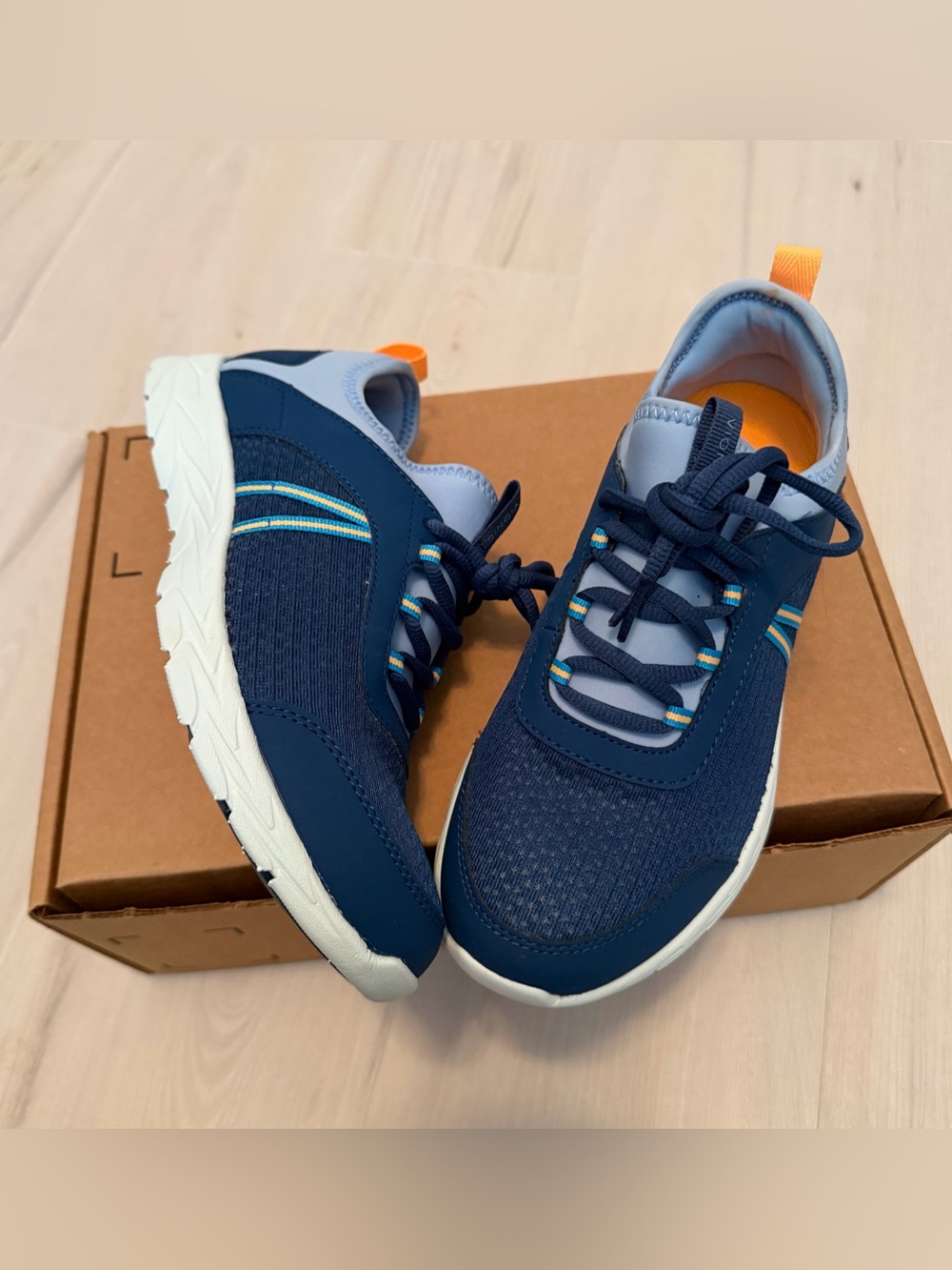 Vionic NEW Navy Blue & Orange Sneakers Size 7